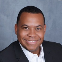 A person smiling for the camera

Description automatically generated with medium confidence